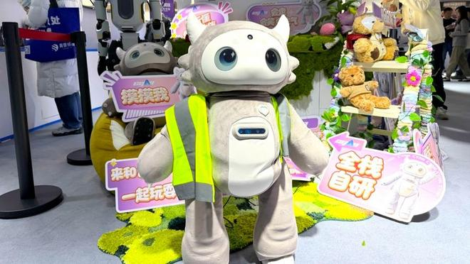 青心意创发布全球首款具身角色智能机器人“阿莫”。 舒抒 摄