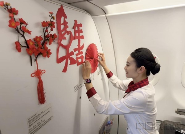 春节当天乘务员布置主题航班客舱