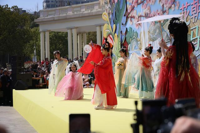 图为：静安花朝节启幕，身着传统服饰的十二花神登台亮相。