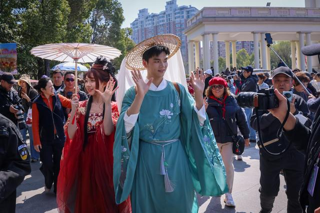 图为：花神巡游把春意送遍整个公园。