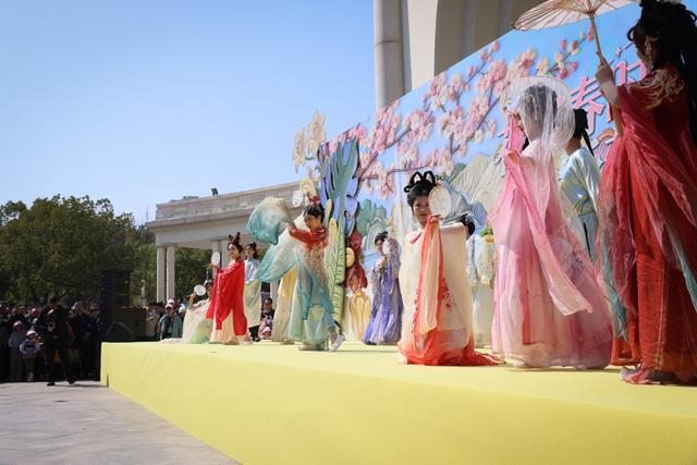 图为：静安花朝节开幕，花神登台展曼妙霓裳。