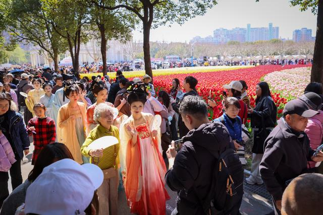 图为：花神巡游把春意送遍整个公园。