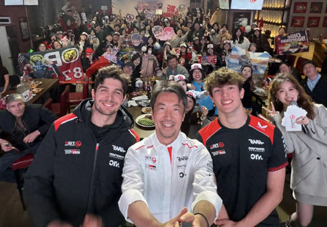 （图为TGR哈斯F1车队与80名中国车迷深入互动。受访者/图）