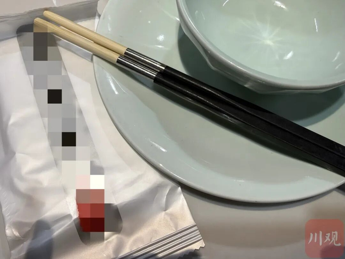 部分餐厅以提供碗筷为由，收取餐位费。