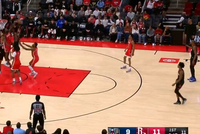 你俩有仇啊！锡安篮下暴起左手残暴大帽伊森 球击地弹到外线