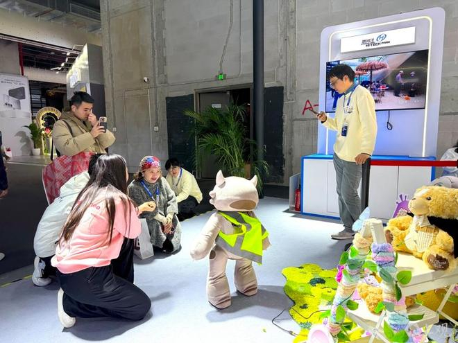 “阿莫”在AWE展会现场与观众互动。舒抒 摄