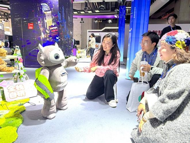 “阿莫”在AWE展会现场与观众互动。舒抒 摄