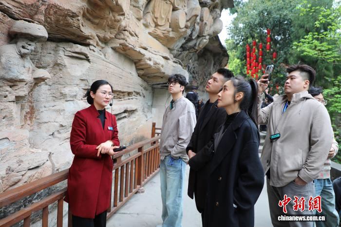 　　3月13日，台湾青年企业家走进大足石刻宝顶山景区参观，考察文创产业合作机遇。梁钦卿 摄
