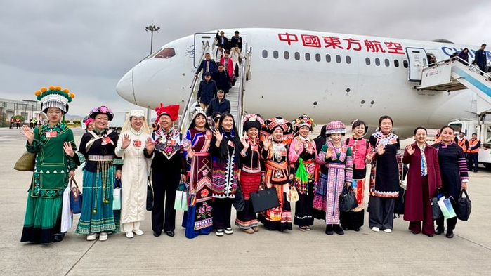 3月13日，出席十四届全国人大四次会议的在滇全国人大代表圆满完成大会各项议程，乘机返回昆明。记者上官艳君 摄
