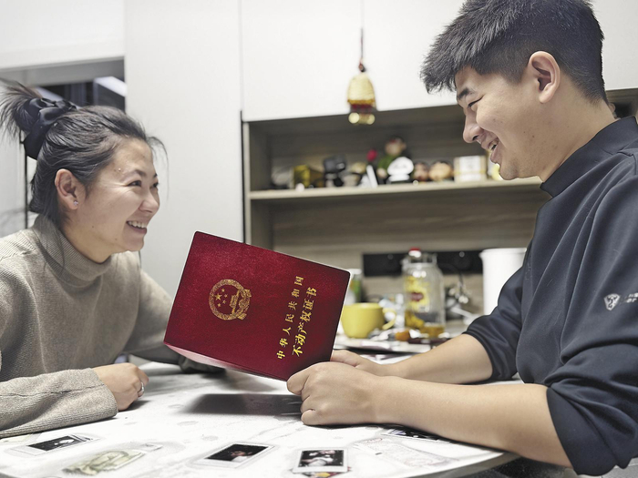 拿到房产证的幸福小夫妻。本报记者 陆广涛 摄