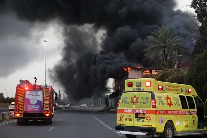 &nbsp;3月13日，在以色列中部城市霍隆，遭伊朗导弹袭击的一处地点冒出滚滚浓烟。新华社发（吉德翁·马科维奇摄/基尼图片社）