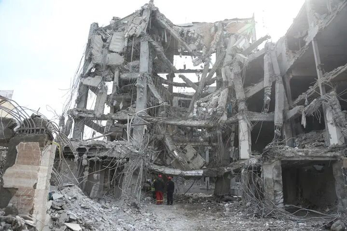 3月12日，在伊朗首都德黑兰，救援人员在受损建筑前工作。新华社记者沙达提 摄