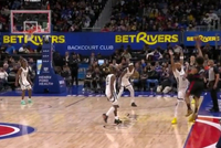 差之毫厘！坎宁安包夹下单臂随手一扔压哨三分命中 但回放先超时