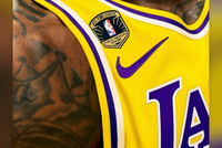 詹姆斯转发！保罗·里维拉晒老詹球衣特制补丁：祝贺你大兄弟👑