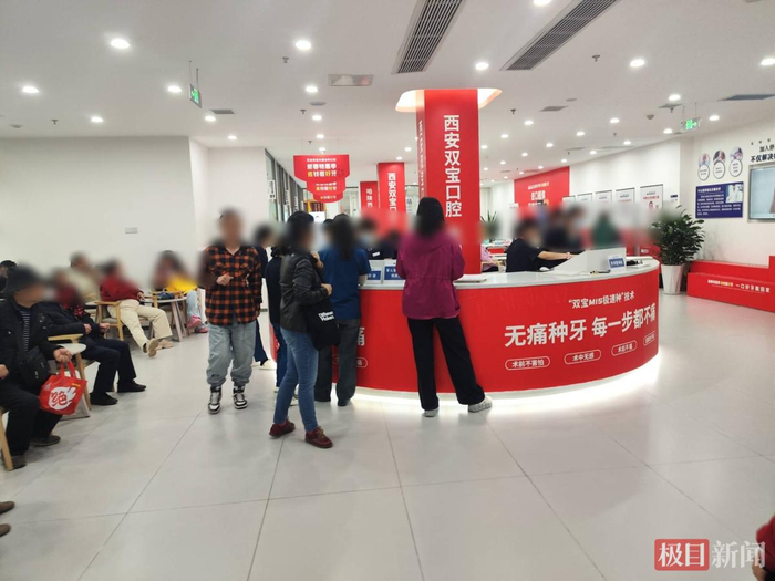 医院内等待就诊的老人居多（极目新闻记者 舒隆焕 摄）