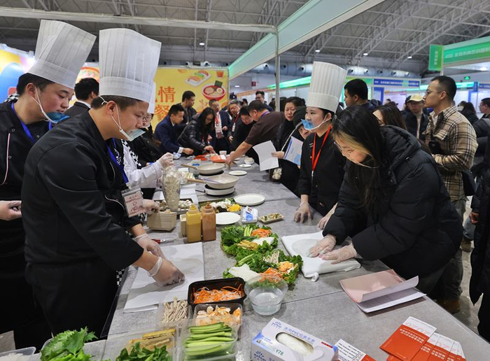 求职者在餐饮区体验制作美食。新京报记者 王贵彬 摄