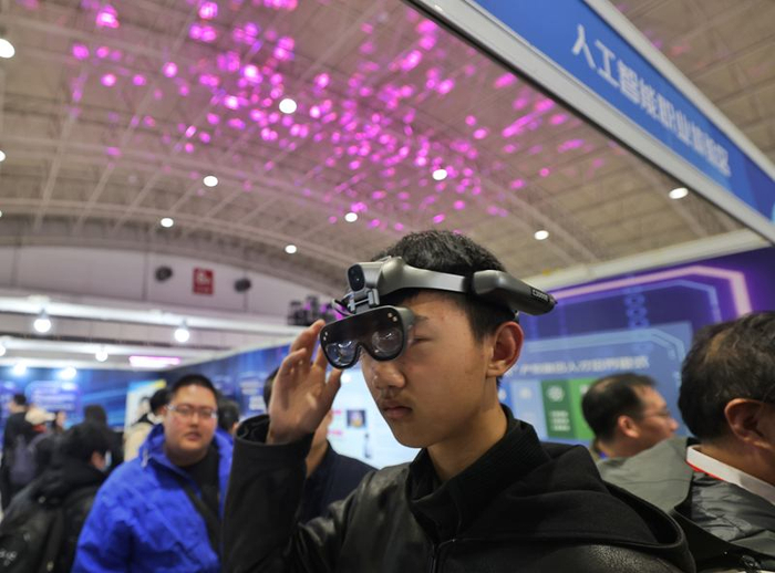 求职者戴上VR眼镜体验虚拟场景。新京报记者 王贵彬 摄