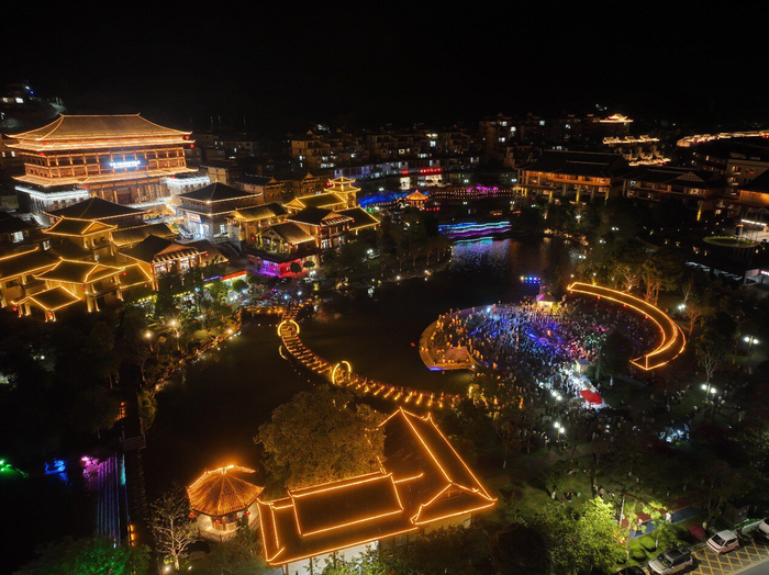 滴水苗城夜景。屏边融媒/供图