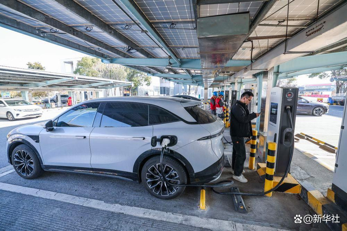 2026年1月7日，在G50沪渝高速长兴服务区，新能源车主使用新安装的大功率充电桩给车充电。新华社记者 徐昱 摄