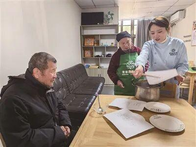 陈洁正在为“老戏骨”们指导下一场要拍的视频。 拍友 吉妮 摄