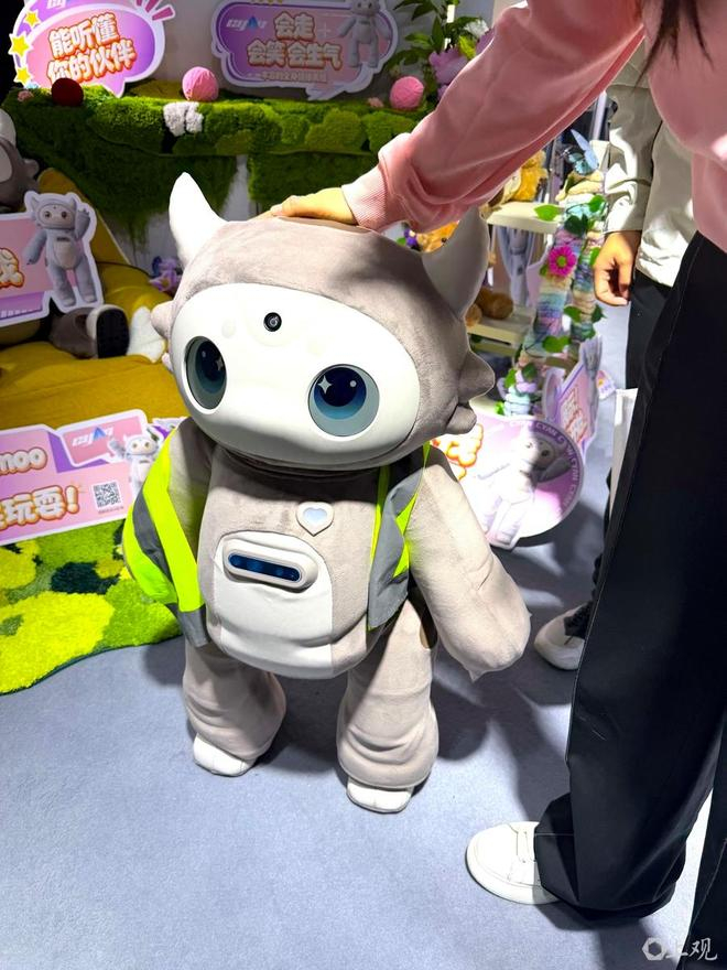 轻抚“阿莫”的脑袋，它会给予“感到舒适”的表情和动态回应。 舒抒 摄