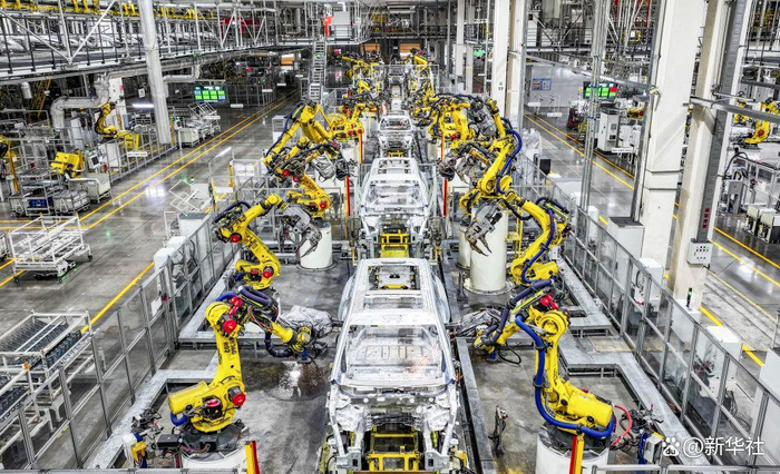 这是2025年9月19日在位于重庆市两江新区的赛力斯汽车超级工厂拍摄的自动化生产作业现场。新华社记者 王全超 摄