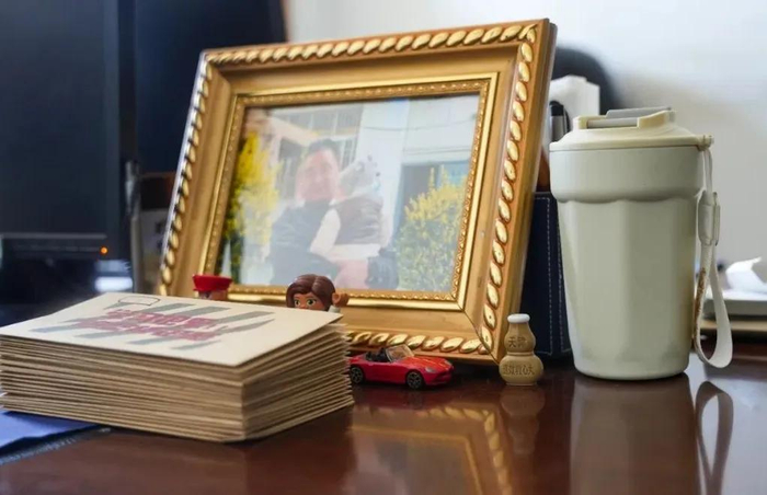 △银小强办公桌上与儿子的合影