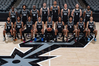 马刺拍摄本赛季全家福：凯尔登·约翰逊C位 文班亚马鹤立鸡群