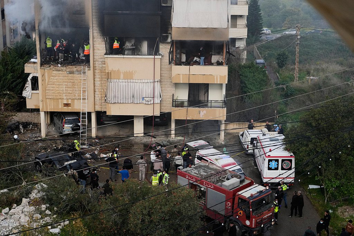 △14日，以军空袭黎巴嫩南部城市，救援人员在检查一栋遭空袭受损的公寓。
