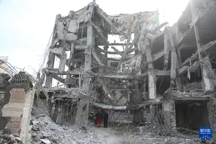 2026年3月12日，在伊朗首都德黑兰，救援人员在受损建筑前工作。新华社记者 沙达提 摄