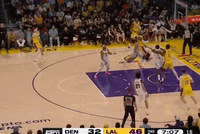 一马平川！詹姆斯反击接球 中路突进起飞拉杆上篮轻松得手