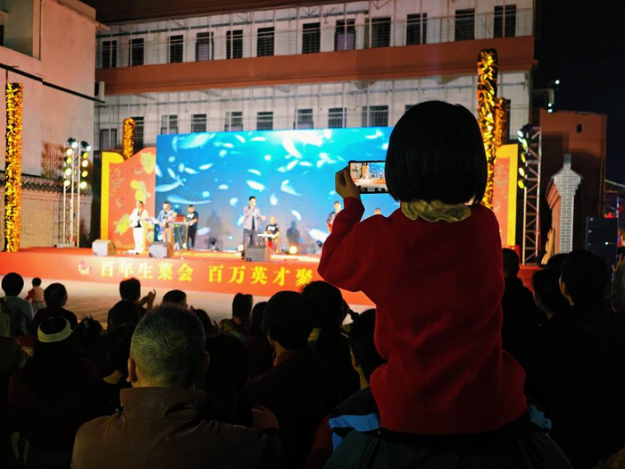青年Live Show吸引众多市民驻足观赏