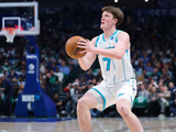 调整能力极强！克尼佩尔第三节6中5&三分4中3轰17分 上半场仅2分