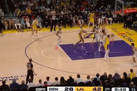 穷追猛打！里夫斯单挑穆雷 点飞防守打板命中助湖人领先16分打停