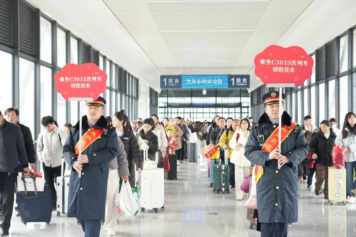 太和站组织务工人员集中出行 张续亮 摄