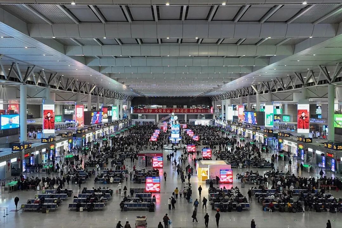 深夜的虹桥火车站候车大厅  过云松 摄