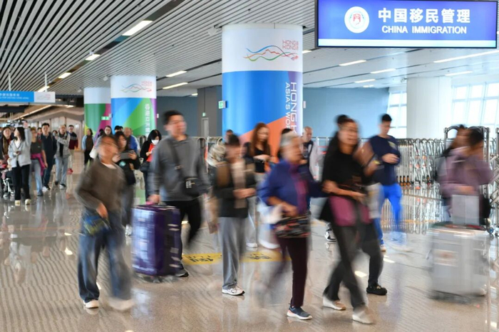 “港人北上”消费热潮持续升温，深圳莲塘口岸人流如潮。（冯超杰 摄）