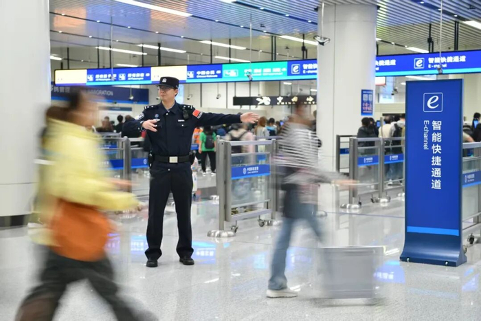 深圳边检总站莲塘边检站民警引导旅客使用智能快捷通道通关。（冯超杰 摄）