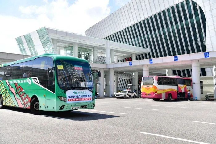 罗湖跨境文旅专线大巴从深圳莲塘口岸出发。（冯超杰 摄）