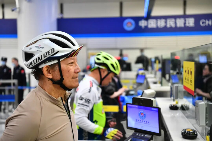 香港骑友通过深圳莲塘口岸人工通道入境。（冯超杰 摄）