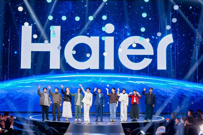 3月13日晚，周云杰在海尔AI科技全场景发布会上与用户代表合影留念