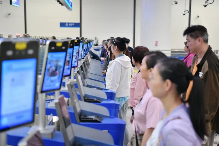 旅客使用智能快捷通道通关。（冯超杰 摄）