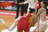 强势回应！李月汝篮板被对手生拉硬拽争球 随后命中弧顶三分球