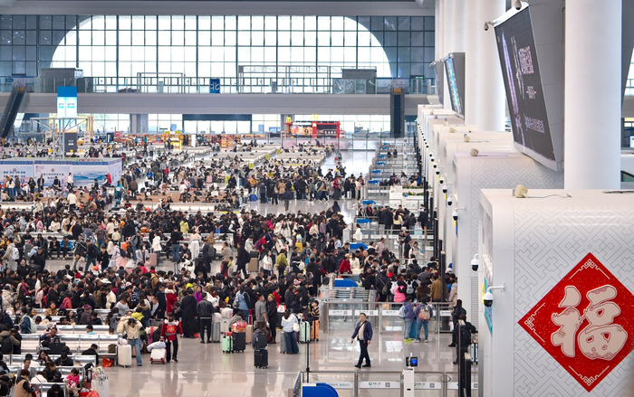     春运期间，南宁东站候车厅里人流如织。    （资料图）
