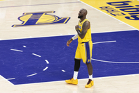 詹姆斯：比赛氛围很棒 那个上了大屏幕的小男孩是我们获胜的原因