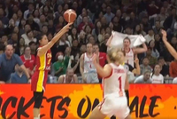 还得是你！王思雨关键三分一箭穿心 率队领先6分轰停对手