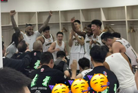 王岚嵚晒辽篮在更衣室的疯狂庆祝照：这是团队的力量 💚💚