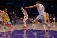 值！东契奇强攻卡梅隆·约翰逊打进加罚 掘金挑战成功改进攻犯规