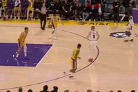 兄弟，你搞偷袭？东契奇和八村塁保护篮板 被后者不慎击中要害