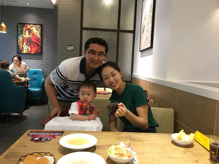 刘皓枫手机里一家三口的合照。